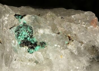 Premier catalogue des 208 minéraux « créés » par l’homme