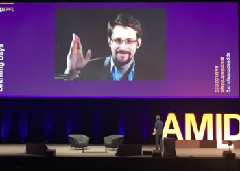 Edward Snowden aux centaines de participants des AMLD à l’EPFL: «Don’t stay safe. Stay free!»
