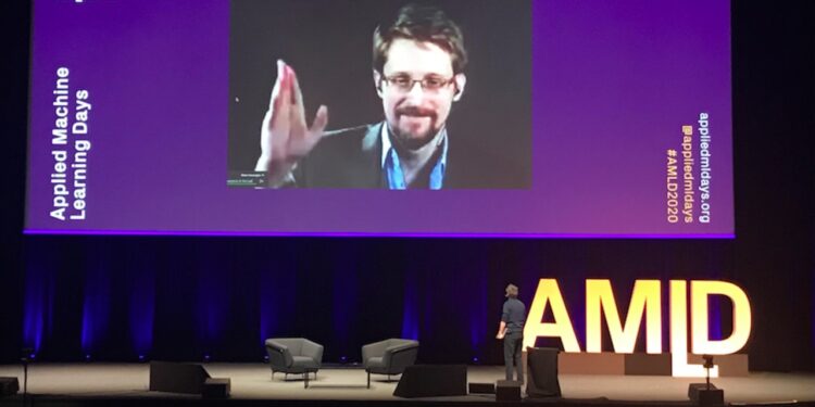 Edward Snowden aux centaines de participants des AMLD à l’EPFL: «Don’t stay safe. Stay free!»
