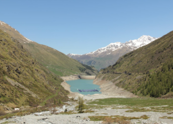 Des panneaux solaires flottant sur un lac de barrage: une première mondiale en Valais