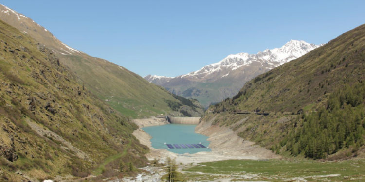 Des panneaux solaires flottant sur un lac de barrage: une première mondiale en Valais