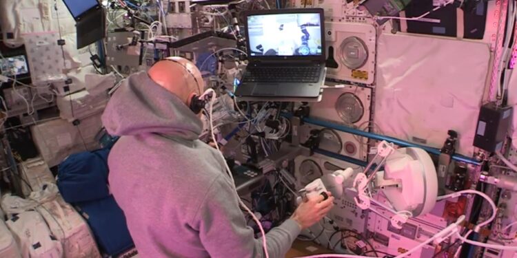 Grâce à une spin-off de l’EPFL, un astronaute ressent depuis l’espace ce que touche un robot sur Terre